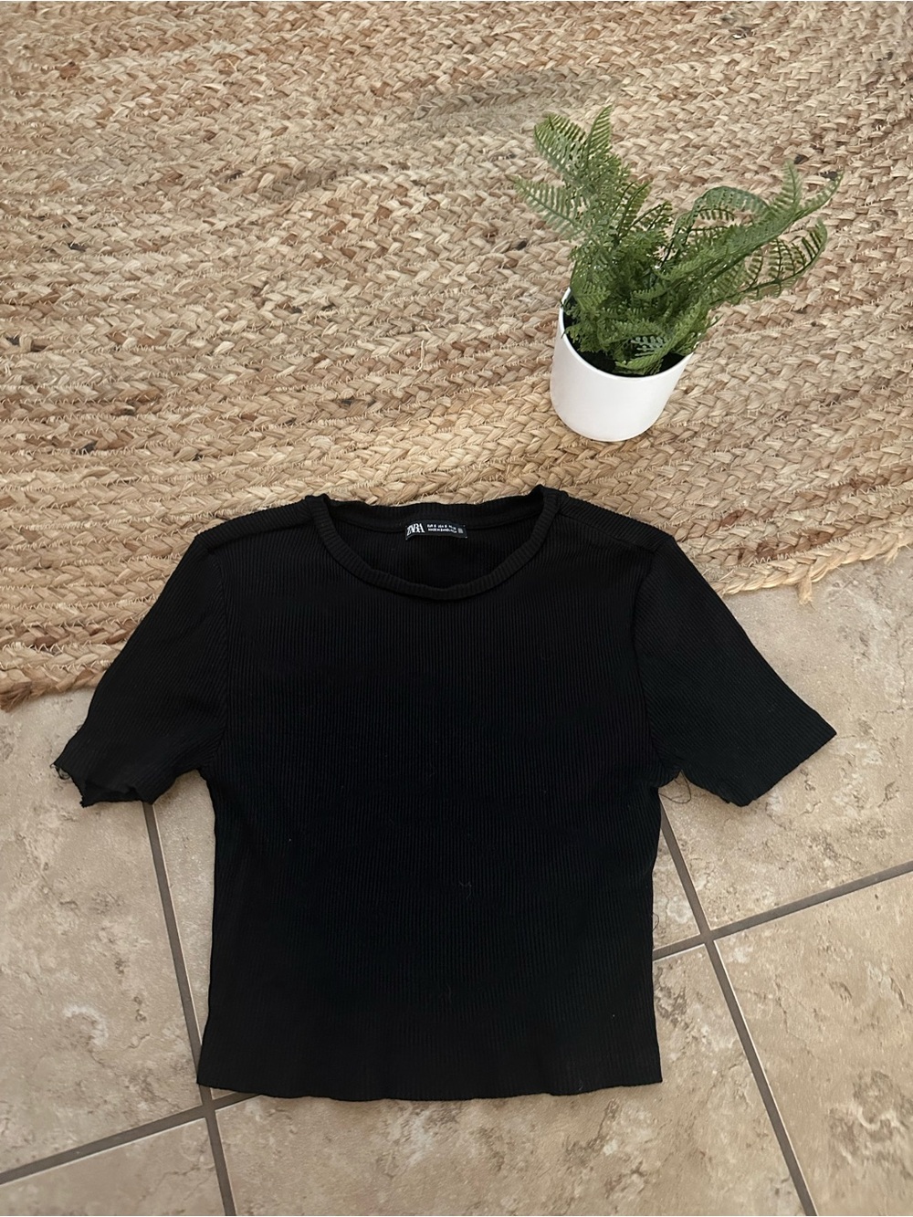 BLACK RIBBED CROP TOP